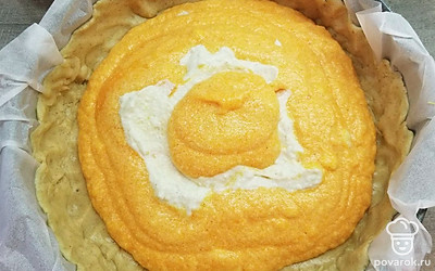 Достаньте из холодильника форму с тестом, и выкладывайте начинки по 1-2 ст.л. в центр формы, чередуя оранжевую и белую. Выложите, таким образом, полностью обе начинки, и поставьте пирог в духовку. Выпекайте 30 минут при температуре 180 ºC, затем снизьте нагрев до 150 ºC и выпекайте еще 30 минут. По окончании выпечки выключите духовку и оставьте в ней пирог еще минут на 15.