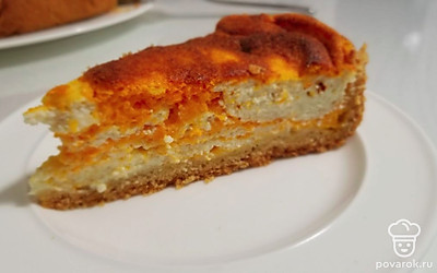 Пирог вкусен как в теплом, так и в холодном виде и отлично сочетается с чаем или кофе. При подаче можно посыпать сахарной пудрой или молотой корицей с сахаром.