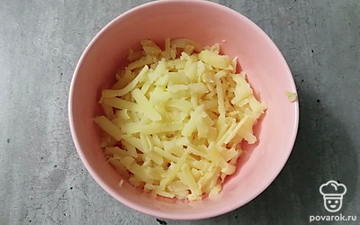 Отварной картофель натрите на крупной терке. 
