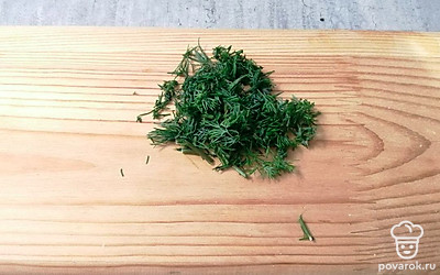 Укроп хорошо помойте под проточной водой и мелко нарежьте. 