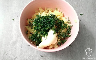 Соедините натертый картофель, укроп. Добавьте майонез. Тщательно перемешайте. 