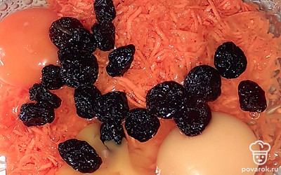 К моркови добавьте 3 яйца, горсть изюма, сахар и овсяную муку. Все перемешайте.