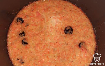 Вылейте смесь в чашу мультиварки и поставьте режим "Выпечка". Выставите время приготовления 1 час. После дайте пирогу остыть.