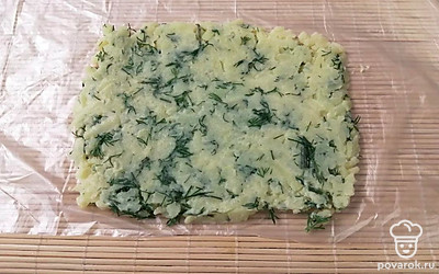 На циновку положите пакет. Выложите картофельную массу толщиной в 5 миллиметров. 