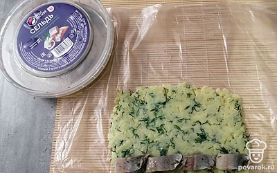 На картофель положите сельдь кусочками. 