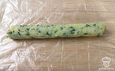 Сверните картофельную массу рулетом. Нарежьте на порционные кусочки. 