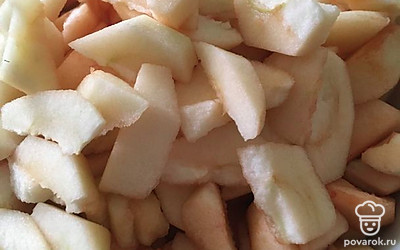 Помойте, почистите и нарежьте яблоки дольками.