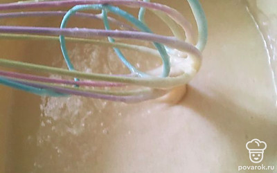Добавьте в емкость сахар, яйца и ванильный сахар и хорошенько перемешайте до образования пенки.