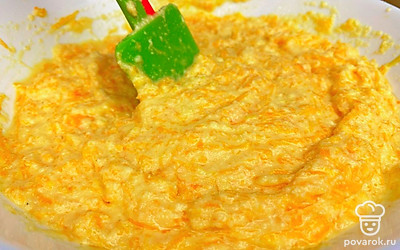 Натрите цедру лимона и всё перемешайте.