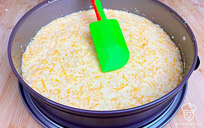 Смажьте форму растительным маслом (у меня форма 26 сантиметров) и сразу выложите в нее полученную массу.