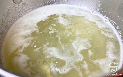 Поставьте на плиту, доведите до кипения и проварите 3 минуты.