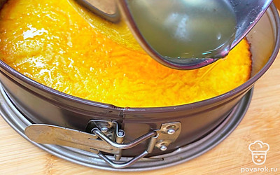 Достаньте пирог из духовки и сразу залейте сиропом.