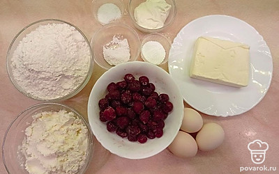 Муку просейте. Вишню разморозьте при комнатной температуре. Сливочное масло уберите в морозилку на 15-20 минут. Форму для запекания смажьте растительным маслом.