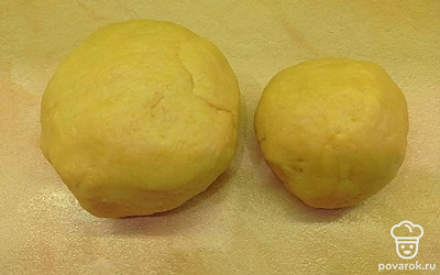 Разделите тесто на куски примерно 2/3 и 1/3. Тот кусок теста, что побольше уберите в холодильник на 20 минут. А тот, что поменьше положите в морозилку. Готовые 2/3 теста из холодильника раскатайте на пергаментной бумаге в пласт толщиной 0,6-0,8 см.