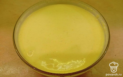 Сыр рикотта соедините с сахаром, ванилью и яйцами. Блендером доведите до кремообразной однородной массы. Достаньте заготовку из теста из духовки, уберите фасоль.