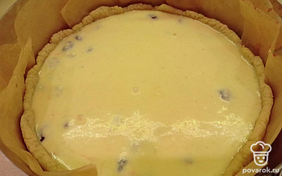 Выложите поверх теста вишню, а сверху распределите взбитую рикотту. Кусочек теста из морозилки равномерно натрите на крупной поверх крема из рикотты. Выпекайте пирог при 180 °C градусах 35-40 минут.