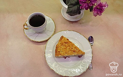 Подавайте пирог из песочного теста с вишней и сыром рикотта, слегка остудив его, чтобы удобней было нарезать на порционные кусочки. Сверху украсьте пирог сахарной пудрой, взбитыми сливками или слегка полейте сгущенным молоком.