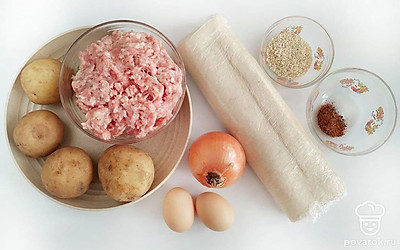 Муку просейте через сито, картофель очистите и промойте, натрите на терке. Лук очистите и порежьте четверть кольцами. Отделите желток от белка, и взбейте желток.