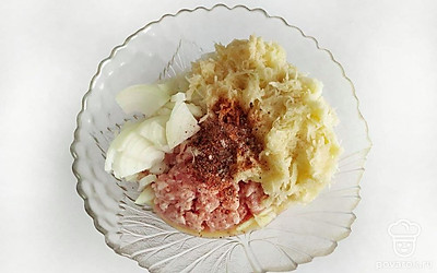 Выложите фарш в глубокую миску, добавьте одно яйцо, соль, перец и перемешайте. Добавьте картофель с луком, хорошо перемешайте.