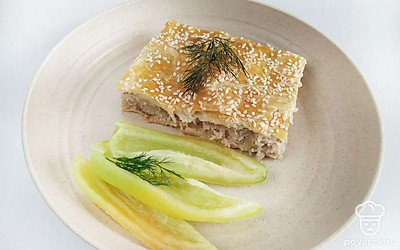 Нарежьте готовый пирог на порции и подавайте как дополнительное угощение к обеду или как самостоятельное блюдо в качестве перекуса. Такой пирог придаст чувство сытости на многие часы.