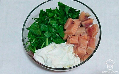 Для начинки добавьте в миску нарезанную кубиками рыбу, нарезанный шпинат и рикотту. Если начинка получилась густая, то ее консистенцию можете регулировать добавлением сливок.