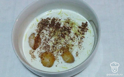 Для того, чтобы приготовить заливку, взбейте яйца в глубокую емкость, добавьте натертый пармезан и сливки. Далее посыпьте мускатный орех и молотый перец по вкусу. Хорошо перемешайте.