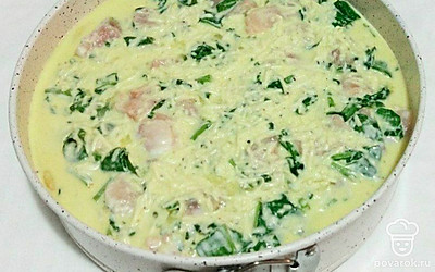 В форме с тестом распределите начинку и заправьте заливкой. Пирог отправьте в разогретую до 180 °С на 40 минут. Для того чтобы его было легче разрезать, дайте ему немного остыть