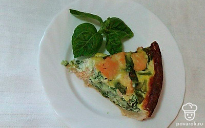 Лоранский пирог с лососем, рикоттой и шпинатом можно подать, как и на завтрак детям, так и в качестве самостоятельного блюда на праздничном столе.