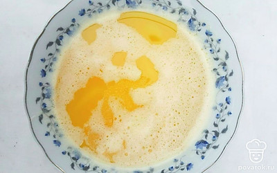 Взбейте яйца со щепоткой соли, затем добавьте сахар и взбейте все до белой пены. Добавьте к яйцам топленое масло и ананасовый сок из банки. Затем погасите соду уксусом и добавьте к получившейся смеси.