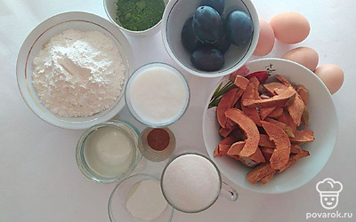 Приготовьте все необходимое для приготовления пирога. Яйца достаньте из холодильника, они должны быть комнатной температуры. Айву почистите и нарежьте дольками, сливу избавьте от косточки, чай матча растворите в горячей воде.