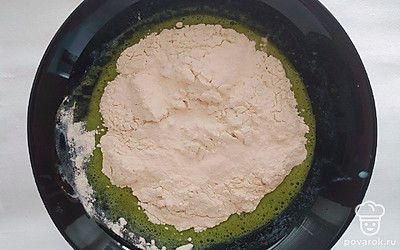 Яйца, кефир и сахар взбейте венчиком или миксером. Добавьте матчу и перемешайте. Всыпьте муку и тщательно перемешайте, чтобы не было комков.