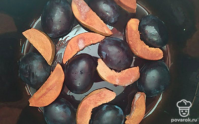 Форму для запекания смажьте кокосовым маслом комнатной температуры, выложите на дно часть слив и айвы.