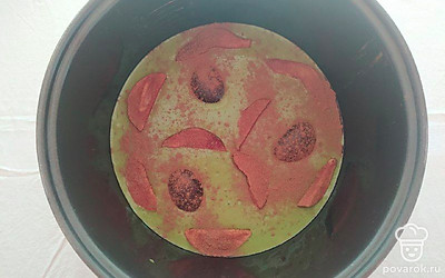 Вылейте тесто в форму для запекания. Сверху украсьте оставшейся сливой и айвой. Посыпьте корицей. Запекайте пирог при температуре 180° около 45 минут.