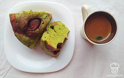 Нарезайте пирог охлажденным, так будет проще. Подавайте к чаю или кофе. Устройте себе пир, ведь слово "пирог" произошло от древнерусского "пир".