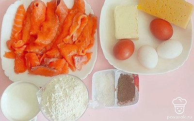 Подготовьте все необходимые ингредиенты. Филе лосося промойте, нарежьте небольшими кубиками.