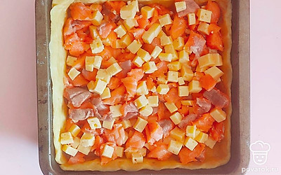 Приготовьте начинку: нарежьте сыр на небольшие кубики, добавьте подготовленное рыбное филе. Добавьте соль, черный молотый перец и тщательно перемешайте.