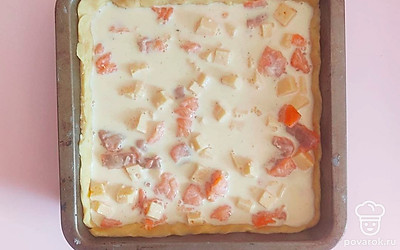 Приготовьте заливку для пирога: добавьте в сливки 3 яйца, соль и хорошо взбейте венчиком. На тесто выложите подготовленную начинку, залейте смесью из сливок. Аккуратно поставьте форму в заранее разогретую до 180℃ духовку. Выпекайте 40 минут до румяного верха пирога.