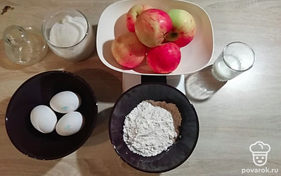 Помойте яблоки и очистите их от сердцевины. Разогрейте духовку до 180 °С.