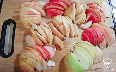 Нарежьте яблоки на тонкие дольки.