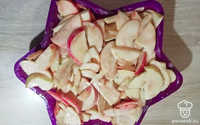 Смажьте форму маслом или застелите бумагой для выпечки. Выложите тесто в форму и отправьте пирог в духовку на 40-60 минут.