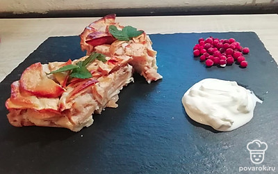 Подавайте пирог в холодном виде со сметаной.