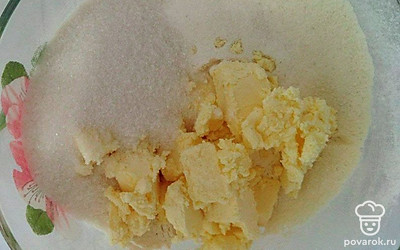 Муку, соль сахар просейте через сито в глубокую емкость и добавьте нарезанное на кубики холодное сливочное масло. Получившуюся смесь перетрите руками в крошку.