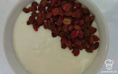 В отдельной емкости смешайте творог, яйца, сахар. Смесь перемешайте с помощью блендера и добавить промытый и обсушенный изюм. Снова перемешайте.