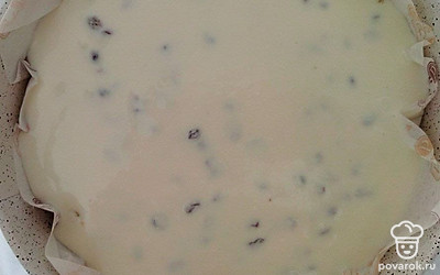 Форму застелите пергаментом, высыпьте в нее половину (или 2/3) песочного теста, разровняйте и вылейте творожную начинку. Слегка постучите, чтобы начинка равномерно распределилась.