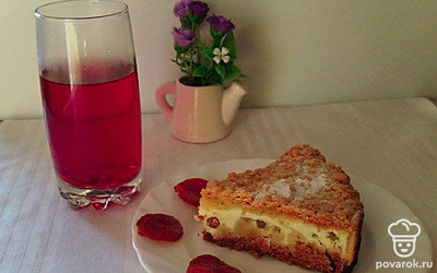 Творожный пирог можно дополнить чашкой вкусного компота и если отсутствует компот, чашка кофе или чая станет отличной альтернативой.