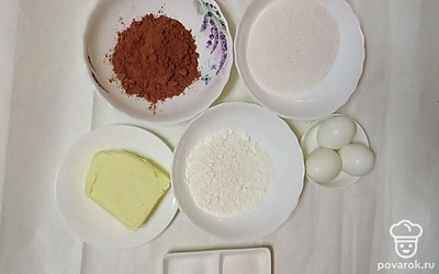 Отмерьте все необходимые ингредиенты заранее. Возьмите посуду для замешивания теста и застелите бумагой форму для выпекания пирога.