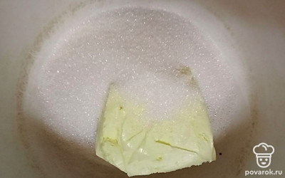 Смешайте масло с сахаром и хорошо взбейте миксером. Добавьте к полученной массе 3 яйца и тщательно взбейте миксером до однородной консистенции.