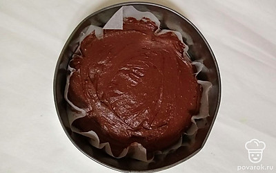 Аккуратно вылейте тесто в приготовленную форму для выпечки. Выпекайте 25-35 минут при температуре 175-180 °C.