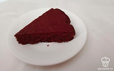 Присыпьте пирог «Шоколадное лакомство» сверху сахарной пудрой и украсьте свежими ягодами.