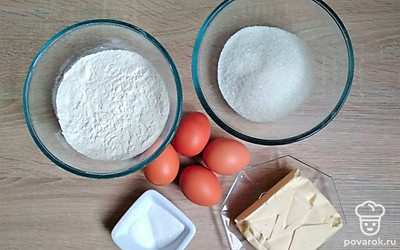 Муку просейте через сито, растопите сливочное масло, форму для выпечки смажьте маслом и присыпьте мукой.